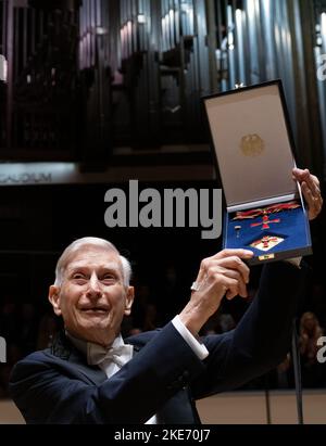 Saxe, Leipzig: 10 novembre 2022, le musicien et chef d'orchestre Herbert Blomstedt tient son ordre fédéral du mérite, qu'il avait reçu plus tôt, avant le début du Grand concert au Gewandhaus Leipzig. Blomstedt a 95 ans cette année et est considéré comme le chef d'orchestre le plus longtemps au monde. Fils de parents suédois, il est né aux États-Unis en 1927, a étudié le violon à Stockholm et, plus tard, il dirige aussi avec Leonard Bernstein, entre autres. En 1954, il fait ses débuts avec l'Orchestre philharmonique de Stockholm. De 1998 à 2005, il a servi comme Gewandhauskapellmeister. Photo: Hendrik Banque D'Images