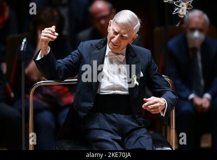 Saxe, Leipzig: 10 novembre 2022, le musicien et chef d'orchestre Herbert Blomstedt dirige le Grand concert au Gewandhaus Leipzig. Avant le début du concert, Blomstedt avait reçu la Croix fédérale du mérite. Blomstedt a 95 ans cette année et est considéré comme le chef d'orchestre le plus longtemps au monde. Fils de parents suédois, il est né aux États-Unis en 1927, a étudié le violon à Stockholm et, plus tard, il dirige aussi avec Leonard Bernstein, entre autres. En 1954, il fait ses débuts avec l'Orchestre philharmonique de Stockholm. De 1998 à 2005, il a servi comme Gewandhauskapellmeister. Photo: Hendrik SC Banque D'Images