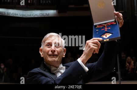 Saxe, Leipzig: 10 novembre 2022, le musicien et chef d'orchestre Herbert Blomstedt tient son ordre fédéral du mérite, qu'il avait reçu plus tôt, avant le début du Grand concert au Gewandhaus Leipzig. Blomstedt a 95 ans cette année et est considéré comme le chef d'orchestre le plus longtemps au monde. Fils de parents suédois, il est né aux États-Unis en 1927, a étudié le violon à Stockholm et, plus tard, il dirige aussi avec Leonard Bernstein, entre autres. En 1954, il fait ses débuts avec l'Orchestre philharmonique de Stockholm. De 1998 à 2005, il a servi comme Gewandhauskapellmeister. Photo: Hendrik Banque D'Images