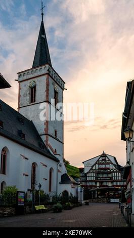 La charmante ville d'Assmannshausen, dans la vallée du Rhin, est entourée de fermes viticoles, de châteaux et de randonnées. Banque D'Images