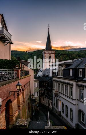 La charmante ville d'Assmannshausen, dans la vallée du Rhin, est entourée de fermes viticoles, de châteaux et de randonnées. Banque D'Images