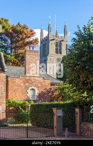 Bourne eau House and Abbey (église Saint-Pierre et Saint-Paul), South Street, Bourne, Lincolnshire, Angleterre, Royaume-Uni Banque D'Images