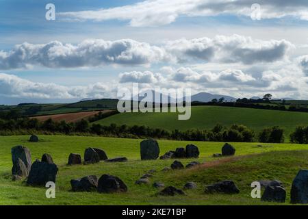 Un cliché étonnant du cercle de pierres de Ballynoe sur des champs verts situés près du village de Ballynoe, en Irlande Banque D'Images