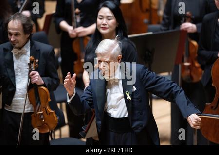 Saxe, Leipzig: 10 novembre 2022, le musicien et chef d'orchestre Herbert Blomstedt accueille le public avant le début du Grand concert au Gewandhaus Leipzig. Il a par la suite été honoré de l'ordre du mérite de la République fédérale d'Allemagne. Blomstedt a 95 ans cette année et est considéré comme le chef d'orchestre le plus longtemps au monde. Fils de parents suédois, il est né aux États-Unis en 1927, a étudié le violon à Stockholm et, plus tard, il dirige aussi avec Leonard Bernstein, entre autres. En 1954, il fait ses débuts avec l'Orchestre philharmonique de Stockholm. De 1998 à 2005, il a servi comme Gewa Banque D'Images