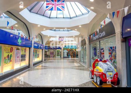 Les trottoirs Centre commercial intérieur, chaussée basse, Chesterfield, Derbyshire, Angleterre, Royaume-Uni Banque D'Images