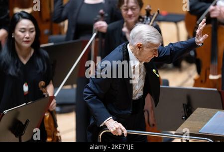 Saxe, Leipzig: 10 novembre 2022, le musicien et chef d'orchestre Herbert Blomstedt accueille l'orchestre avant le début du Grand concert au Gewandhaus Leipzig. Il a par la suite été honoré de l'ordre du mérite de la République fédérale d'Allemagne. Blomstedt a 95 ans cette année et est considéré comme le chef d'orchestre le plus longtemps au monde. Fils de parents suédois, il est né aux États-Unis en 1927, a étudié le violon à Stockholm et, plus tard, il dirige aussi avec Leonard Bernstein, entre autres. En 1954, il fait ses débuts avec l'Orchestre philharmonique de Stockholm. De 1998 à 2005, il a servi comme GEW Banque D'Images