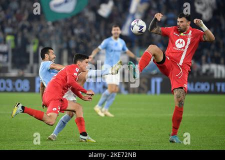 Roma, Italie. 10th novembre 2022. Pedro Rodriguez Ledesma de SS Lazio, Armando Izzo et Andrea Petagna d'AC Monza pendant la série Un match de football entre SS Lazio et Monza au stade Olimpico à Rome (Italie), 10 novembre 2022. Photo Antonietta Baldassarre/Insidefoto crédit: Insidefoto di andrea staccioli/Alamy Live News Banque D'Images