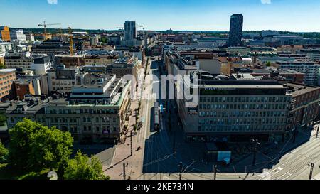 Vue aérienne un bus se trouvant dans les rues de Tampere, ensoleillé, jour d'été en Finlande Banque D'Images