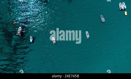 Une antenne de la plage de Rondinara avec des navires dans la mer Banque D'Images