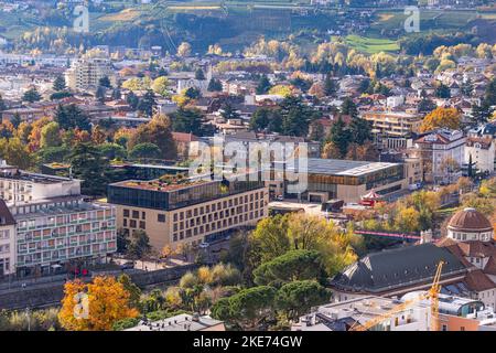 Merano, tyrol du Sud, Italie - 08 novembre 2022 vue sur Kurhaus et Therme Meran depuis le célèbre sentier de randonnée Tappeinerweg; paysage urbain de Merano Banque D'Images