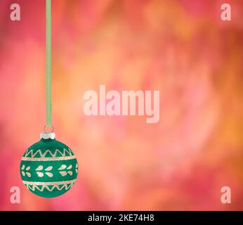 Fond de Noël horizontal avec boule de Noël verte suspendue et espace de copie. Banque D'Images