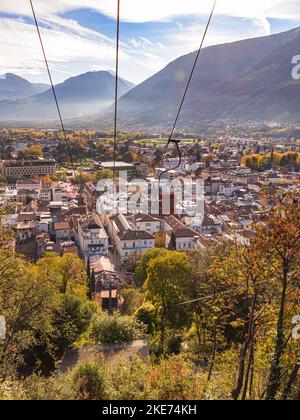 Vue depuis le célèbre sentier de randonnée Tappeinerweg sur le télésiège et le paysage urbain de Merano, tyrol du Sud, Italie Banque D'Images