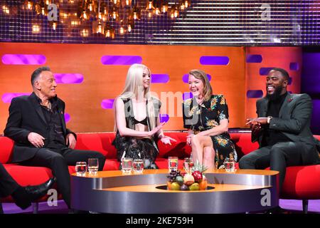 USAGE ÉDITORIAL SEULEMENT (de gauche à droite) Bruce Springsteen, Anya Taylor-Joy, Anna Maxwell Martin et Mo Gilligan pendant le tournage du Graham Norton Show au BBC Studioworks 6 Television Center, Wood Lane, Londres, devant être diffusé sur BBC One vendredi soir. Banque D'Images
