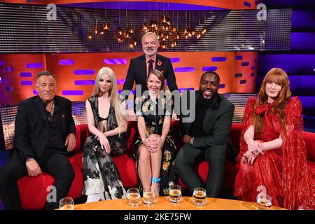 USAGE ÉDITORIAL SEULEMENT (de gauche à droite assis) Bruce Springsteen, Anya Taylor-Joy, Anna Maxwell Martin, Mo Gilligan et Florence Welch avec l'hôte Graham Norton pendant le tournage du Graham Norton Show au BBC Studioworks 6 Television Center, Wood Lane, Londres, devant être diffusé sur BBC One vendredi soir. Banque D'Images