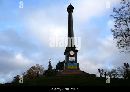 Odessa, Ukraine. 10th novembre 2022. Le monument d'Alexandre II est visible avec l'inscription 'Je ne veux pas quitter Odessa, si sincèrement, à la maison' dans le parc central de la culture et des loisirs du nom de Taras Grigoryevitch Shevchenko. Le monument de l'empereur russe Alexandre II a été érigé en mai 1891 et un parc nommé d'après lui. Avec la guerre à grande échelle de la Fédération de Russie contre l'Ukraine, les Ukrainiens tentent de se débarrasser du passé impérial russe. (Photo de Viacheslav Onyshchenko/SOPA Images/Sipa USA) crédit: SIPA USA/Alay Live News Banque D'Images