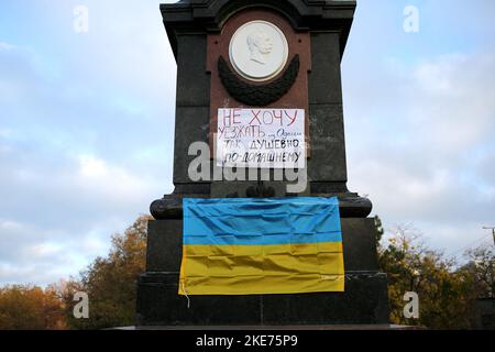 Odessa, Ukraine. 10th novembre 2022. Le monument d'Alexandre II est visible avec l'inscription 'Je ne veux pas quitter Odessa, si sincèrement, à la maison' dans le parc central de la culture et des loisirs du nom de Taras Grigoryevitch Shevchenko. Le monument de l'empereur russe Alexandre II a été érigé en mai 1891 et un parc nommé d'après lui. Avec la guerre à grande échelle de la Fédération de Russie contre l'Ukraine, les Ukrainiens tentent de se débarrasser du passé impérial russe. (Photo de Viacheslav Onyshchenko/SOPA Images/Sipa USA) crédit: SIPA USA/Alay Live News Banque D'Images