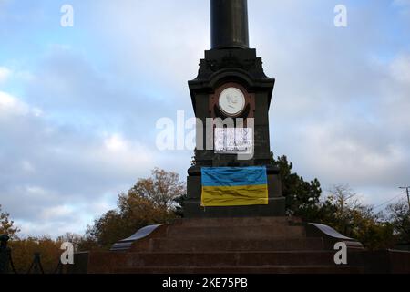 Odessa, Ukraine. 10th novembre 2022. Le monument d'Alexandre II est visible avec l'inscription 'Je ne veux pas quitter Odessa, si sincèrement, à la maison' dans le parc central de la culture et des loisirs du nom de Taras Grigoryevitch Shevchenko. Le monument de l'empereur russe Alexandre II a été érigé en mai 1891 et un parc nommé d'après lui. Avec la guerre à grande échelle de la Fédération de Russie contre l'Ukraine, les Ukrainiens tentent de se débarrasser du passé impérial russe. (Photo de Viacheslav Onyshchenko/SOPA Images/Sipa USA) crédit: SIPA USA/Alay Live News Banque D'Images