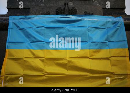 Odessa, Ukraine. 10th novembre 2022. Le drapeau de l'Ukraine est vu sur les armoiries de l'Empire russe. Le monument de l'empereur russe Alexandre II a été érigé en mai 1891 et un parc nommé d'après lui. Avec la guerre à grande échelle de la Fédération de Russie contre l'Ukraine, les Ukrainiens tentent de se débarrasser du passé impérial russe. (Photo de Viacheslav Onyshchenko/SOPA Images/Sipa USA) crédit: SIPA USA/Alay Live News Banque D'Images