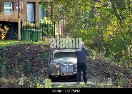 Glasgow, Écosse, Royaume-Uni 10th Novemberr, 2022 Nouveau pont reliant Edimbourg et Glasgow est maintenant ouvert au trafic humain , le pont stockingfield, Sur le Forth et Clyde canal permet aux utilisateurs de faire du vélo ou de marcher du bowling sur le Clyde jusqu'au centre d'Edimbourg sur la piste cyclable nationale NCP754 voiture recyclée trouvée dans le canal a été transformée en un élément d'art pour le plaisir des habitants. .Credit Gerard Ferry/Alamy Live News Banque D'Images