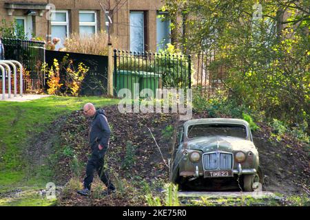 Glasgow, Écosse, Royaume-Uni 10th Novemberr, 2022 Nouveau pont reliant Edimbourg et Glasgow est maintenant ouvert au trafic humain , le pont stockingfield, Sur le Forth et Clyde canal permet aux utilisateurs de faire du vélo ou de marcher du bowling sur le Clyde jusqu'au centre d'Edimbourg sur la piste cyclable nationale NCP754 voiture recyclée trouvée dans le canal a été transformée en un élément d'art pour le plaisir des habitants. .Credit Gerard Ferry/Alamy Live News Banque D'Images