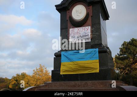 Odessa, Ukraine. 10th novembre 2022. Le monument d'Alexandre II est visible avec l'inscription 'Je ne veux pas quitter Odessa, si sincèrement, à la maison' dans le parc central de la culture et des loisirs du nom de Taras Grigoryevitch Shevchenko. Le monument de l'empereur russe Alexandre II a été érigé en mai 1891 et un parc nommé d'après lui. Avec la guerre à grande échelle de la Fédération de Russie contre l'Ukraine, les Ukrainiens tentent de se débarrasser du passé impérial russe. (Photo de Viacheslav Onyshchenko/SOPA Images/Sipa USA) crédit: SIPA USA/Alay Live News Banque D'Images