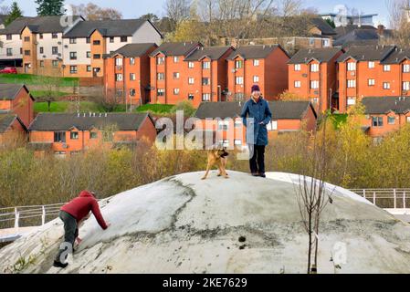 Glasgow, Écosse, Royaume-Uni 10th Novemberr, 2022 Nouveau pont reliant Edimbourg et Glasgow est maintenant ouvert au trafic humain , le pont stockingfield, Sur le Forth et Clyde canal permet aux utilisateurs de faire du vélo ou de marcher du bowling sur le Clyde au centre d'Edimbourg sur la piste cyclable nationale NCP754 . Crédit Gerard Ferry/Alay Live News Banque D'Images