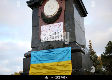 Odessa, Ukraine. 10th novembre 2022. Le monument d'Alexandre II est visible avec l'inscription ''Je ne veux pas quitter Odessa, si sincèrement, à la maison'' dans le Parc central de la Culture et des Loisirs nommé d'après Taras Grigoryevitch Shevchenko. Le monument de l'empereur russe Alexandre II a été érigé en mai 1891 et un parc nommé d'après lui. Avec la guerre à grande échelle de la Fédération de Russie contre l'Ukraine, les Ukrainiens tentent de se débarrasser du passé impérial russe. (Credit image: © Viacheslav Onyshchenko/SOPA Images via ZUMA Press Wire) Banque D'Images