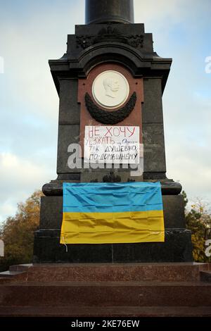 Odessa, Ukraine. 10th novembre 2022. Le monument d'Alexandre II est visible avec l'inscription ''Je ne veux pas quitter Odessa, si sincèrement, à la maison'' dans le Parc central de la Culture et des Loisirs nommé d'après Taras Grigoryevitch Shevchenko. Le monument de l'empereur russe Alexandre II a été érigé en mai 1891 et un parc nommé d'après lui. Avec la guerre à grande échelle de la Fédération de Russie contre l'Ukraine, les Ukrainiens tentent de se débarrasser du passé impérial russe. (Credit image: © Viacheslav Onyshchenko/SOPA Images via ZUMA Press Wire) Banque D'Images