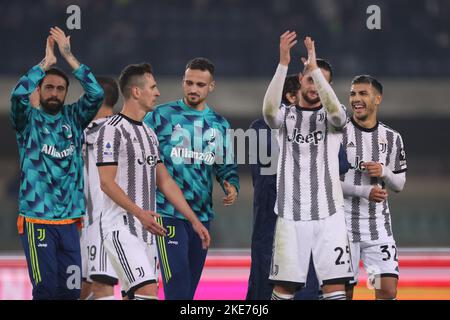 Vérone, Italie, 10th novembre 2022. Les joueurs de Juventus saluent les fans après le coup de sifflet final du match de Serie A au Stadio Marcantonio Bentegodi, Vérone. Le crédit photo devrait se lire: Jonathan Moscrop / Sportimage Banque D'Images