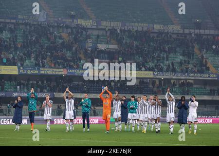 Vérone, Italie, 10th novembre 2022. Les joueurs de Juventus saluent les fans après le coup de sifflet final du match de Serie A au Stadio Marcantonio Bentegodi, Vérone. Le crédit photo devrait se lire: Jonathan Moscrop / Sportimage Banque D'Images