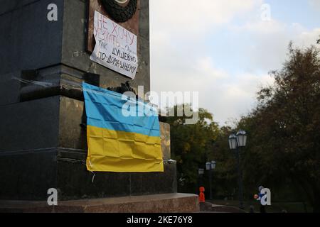 Odessa, Ukraine. 10th novembre 2022. Le monument d'Alexandre II est visible avec l'inscription ''Je ne veux pas quitter Odessa, si sincèrement, à la maison'' dans le Parc central de la Culture et des Loisirs nommé d'après Taras Grigoryevitch Shevchenko. Le monument de l'empereur russe Alexandre II a été érigé en mai 1891 et un parc nommé d'après lui. Avec la guerre à grande échelle de la Fédération de Russie contre l'Ukraine, les Ukrainiens tentent de se débarrasser du passé impérial russe. (Credit image: © Viacheslav Onyshchenko/SOPA Images via ZUMA Press Wire) Banque D'Images