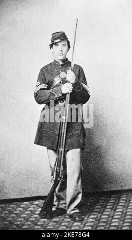 The 106th New York Infantry Regiment (ou St. Lawrence County Regiment) un régiment d'infanterie dans l'Armée de l'Union pendant la guerre civile américaine. Le Sergent Cornelius V. Moore de la Compagnie B, 100th New York Volunteers, un sergent du 39th Illinois Regiment, un caporal de 106th New York Volunteers, et un soldat du 11th Vermont Regiment tenant un mousquet de bayoneted Banque D'Images