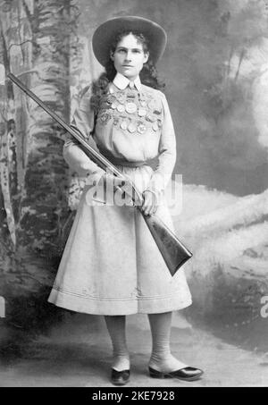 Annie Oakley (Phoebe Ann Mosey, 1860 – 1926) le sharpshooter américain qui a joué dans le spectacle Wild West de Buffalo Bill. Banque D'Images