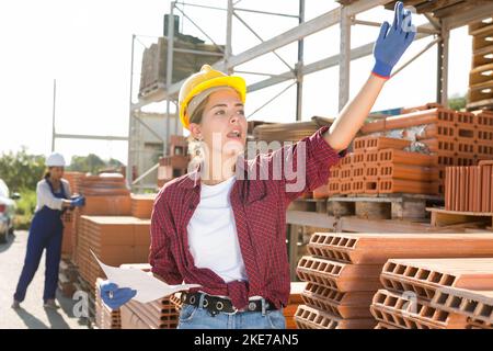 Une femme appelle pour quelqu'un Banque D'Images