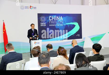 Charm El-Cheikh, Égypte. 10th novembre 2022. Zhao Yingmin (arrière), chef de la délégation chinoise à la conférence sur le climat de l'ONU et vice-ministre du ministère chinois de l'écologie et de l'environnement, s'exprime lors d'un événement parallèle sur le thème "stratégies et actions de la Chine sur l'adaptation au climat" à Charm El-Cheikh, en Égypte, le 10 novembre 2022. S'adapter activement au changement climatique est une tâche « réaliste et urgente », a déclaré jeudi le chef de la délégation chinoise à la conférence sur le climat de l'ONU. Credit: Sui Xiankai/Xinhua/Alay Live News Banque D'Images