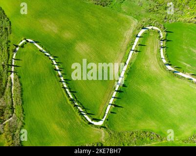 Plan vue sur une route sinueuse avec cyprès dans la campagne toscane. Chianciano, province de Sienne, Italie Banque D'Images