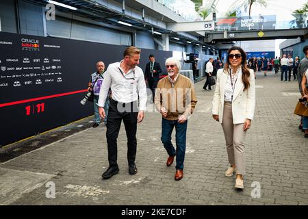 Sao Paulo, Brésil - 10/11/2022, ECCLESTONE Bernie (gbr), ancien PDG de Formula One Group, et comment l'épouse Fabiana Flosi Ecclestone dans le paddock pendant la Formule 1 Heineken Grande Premio de São Paulo 2022, Grand Prix de Sao Paulo Grand Prix 2022, 21st tour du Championnat du monde de Formule 1 2022 de la FIA de 11 novembre à 13, 2022 sur le circuit Interlagos, à Sao Paulo, Brésil - photo: Florent Gooden / DPPI/DPPI/LiveMedia Banque D'Images