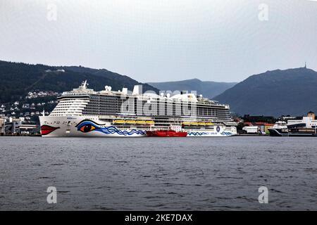 Bateau de croisière Sky AIDAnova au terminal de Jekteviken dans le port de Bergen, Norvège. Préparation pour le départ. Le transporteur de GNL Pioneer Knutsen. Support F Banque D'Images