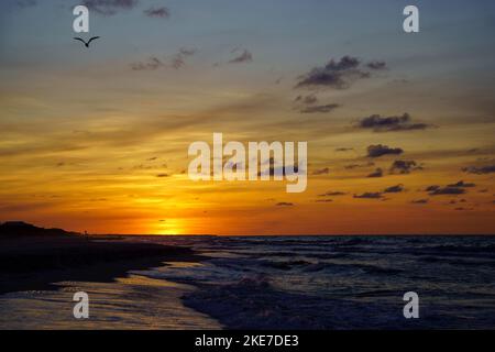 Une vue à couper le souffle d'un romantique coucher de soleil sur une plage de sable et la mer à Saint George Island, Floride Banque D'Images