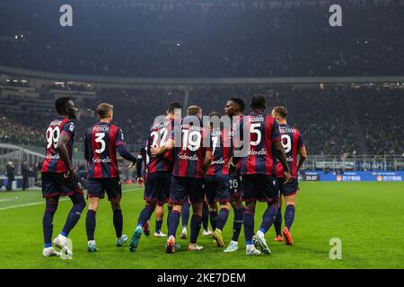 Milan, Italie. 09th novembre 2022. Charalampos Lykogiannis du FC de Bologne fête avec ses coéquipiers après avoir marquant un but lors de Serie Un match de football 2022/23 entre le FC Internazionale et le FC de Bologne au stade Giuseppe Meazza, Milan, Italie sur 09 novembre 2022 Credit: Agence de photo indépendante/Alamy Live News Banque D'Images