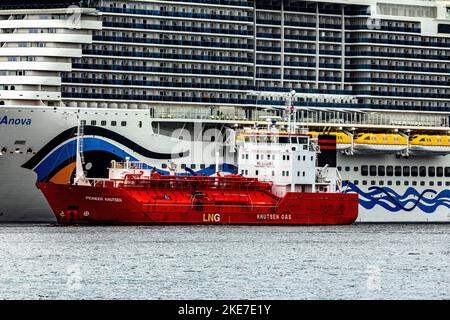 Bateau de croisière Sky AIDAnova au terminal de Jekteviken dans le port de Bergen, Norvège. Préparation pour le départ. Le transporteur de GNL Pioneer Knutsen. Banque D'Images