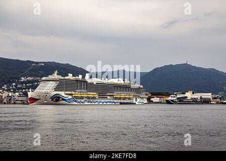 Bateau de croisière Sky AIDAnova au terminal de Jekteviken dans le port de Bergen, Norvège, se préparer au départ. Bunking Tanker Bergen Tank à côté. Banque D'Images