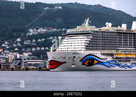 Bateau de croisière Sky AIDAnova au terminal de Jekteviken dans le port de Bergen, Norvège, se préparer au départ. Banque D'Images