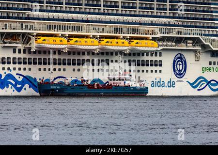 Bateau de croisière Sky AIDAnova au terminal de Jekteviken dans le port de Bergen, Norvège, se préparer au départ. Bunking Tanker Bergen Tank à côté Banque D'Images