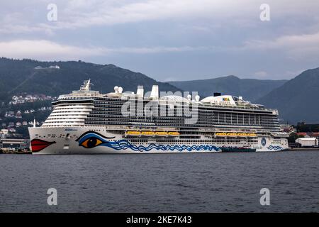 Bateau de croisière Sky AIDAnova au terminal de Jekteviken dans le port de Bergen, Norvège, se préparer au départ. Bunking Tanker Bergen Tank à côté Banque D'Images