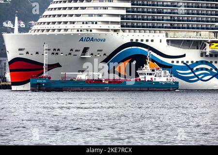 Bateau de croisière Sky AIDAnova au terminal de Jekteviken dans le port de Bergen, Norvège, se préparer au départ. Le camion-citerne Bergen Tank passe devant Banque D'Images