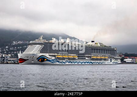 Bateau de croisière Sky AIDAnova au terminal de Jekteviken dans le port de Bergen, Norvège, se préparer au départ. Banque D'Images