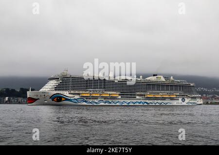 Départ du bateau de croisière Sky AIDAnova au terminal Jekteviken dans le port de Bergen, en Norvège. Banque D'Images