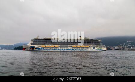 Bateau de croisière Sky AIDAnova à Byfjorden, au départ du port de Bergen, en Norvège Banque D'Images