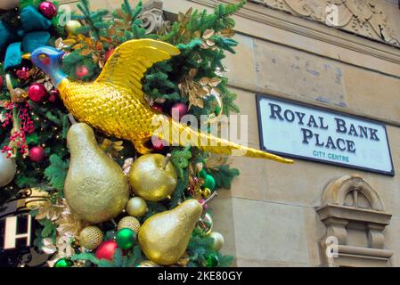 royal Bank place rue panneau ivy restaurant Glasgow extérieur façade décoration de Noël gros plan Banque D'Images